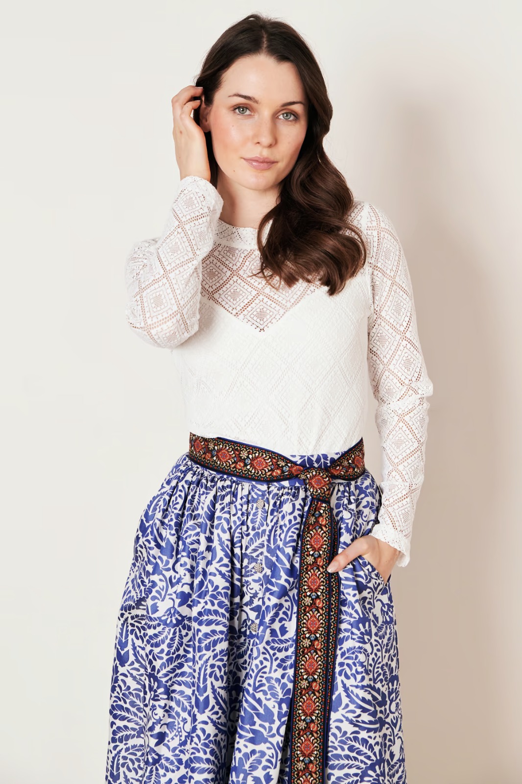 بلوزة نسائية بيضاء ذات أكمام طويلة مع تطريز دانتيل